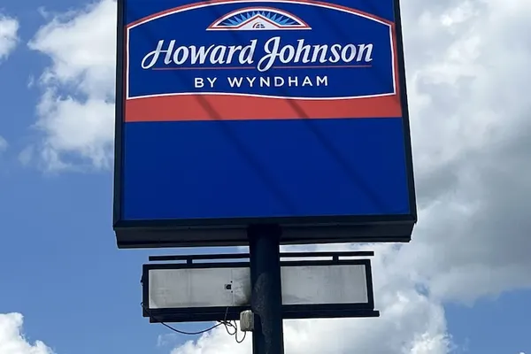 Photo 1 - Howard Johnson by Wyndham Clarksville Tennessee