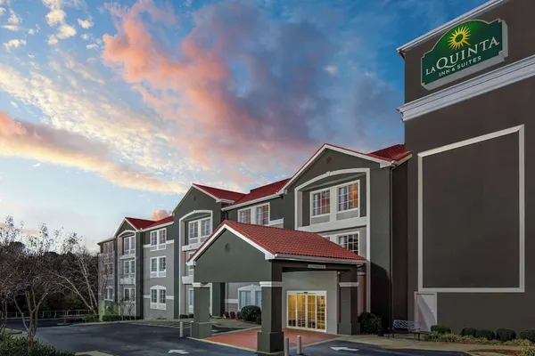 Photo 1 - La Quinta Inn & Suites by Wyndham Atlanta South - Newnan