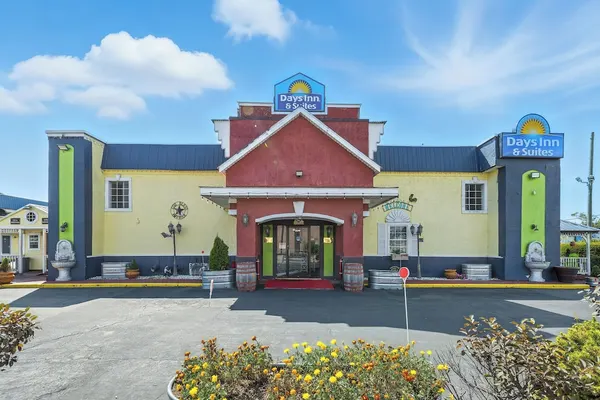 Photo 1 - Days Inn & Suites by Wyndham Terre Haute