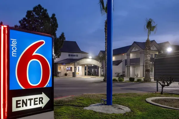 Photo 1 - Motel 6 Buttonwillow, CA Central