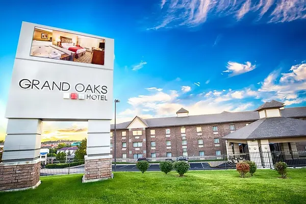 Photo 1 - Grand Oaks Hotel