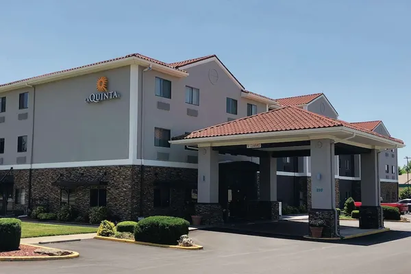 Photo 1 - La Quinta Inn & Suites by Wyndham Elizabethtown