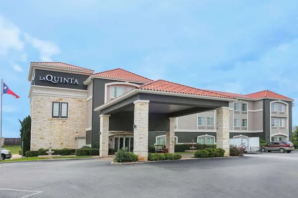 Photo 1 - La Quinta Inn & Suites by Wyndham Fredericksburg