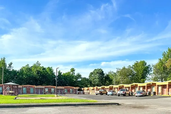 Photo 1 - OYO Hickory House Inn
