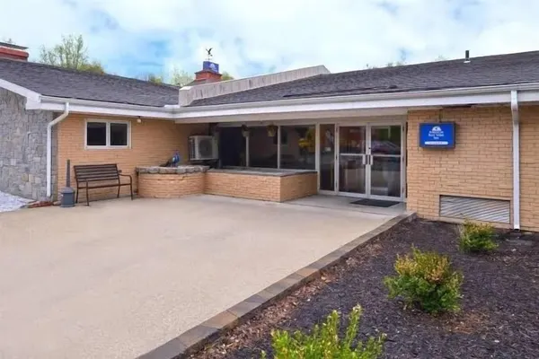 Photo 1 - Motel 6 Putnam, CT