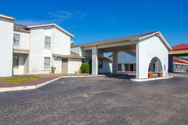Photo 1 - Studio Inn Extended Stay Oklahoma City Airport by OYO