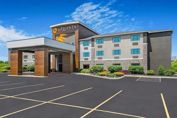 Photo 1 - La Quinta Inn & Suites by Wyndham Batavia