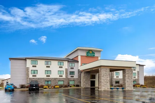 Photo 1 - La Quinta Inn & Suites by Wyndham Batavia