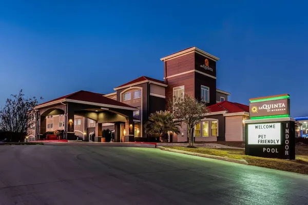 Photo 1 - La Quinta Inn & Suites by Wyndham Kerrville