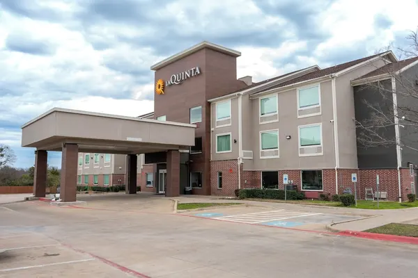 Photo 1 - La Quinta Inn & Suites by Wyndham Dallas Mesquite