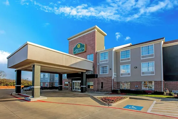 Photo 1 - La Quinta Inn & Suites by Wyndham Dallas Mesquite