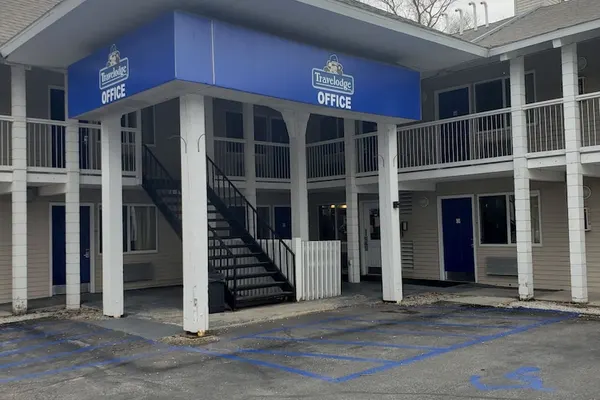 Photo 1 - Travelodge by Wyndham Traverse City MI