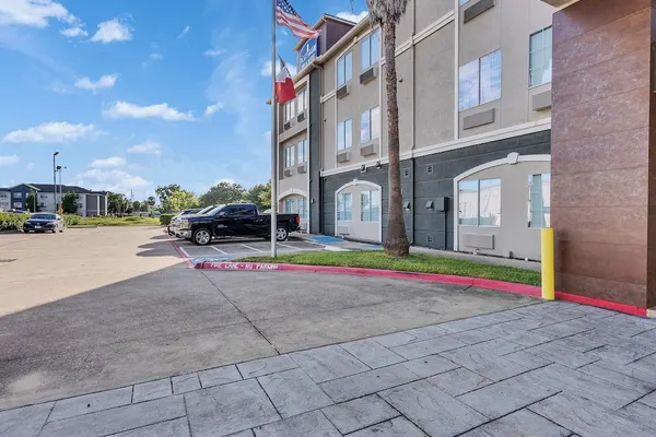 Photo 1 - Platinum Inn & Suites Webster