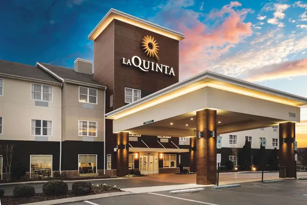 Photo 1 - La Quinta Inn & Suites by Wyndham Chattanooga North - Hixson