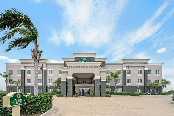 Photo 1 - La Quinta Inn & Suites by Wyndham Corpus Christi-N Padre Isl