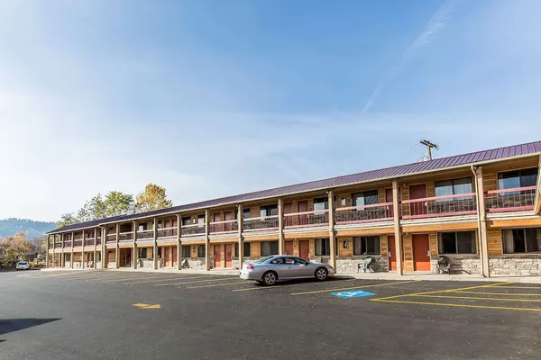 Photo 1 - Econo Lodge Inn & Suites Kalispell - Glacier National Park Gateway