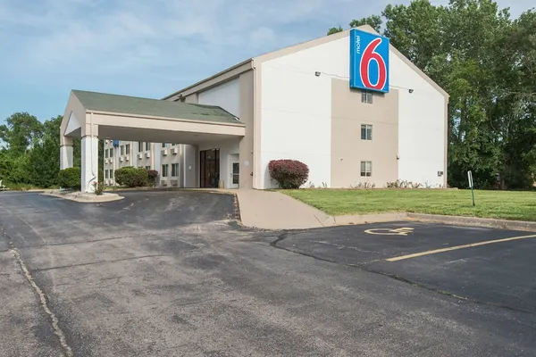 Photo 1 - Motel 6 Lawrence, KS