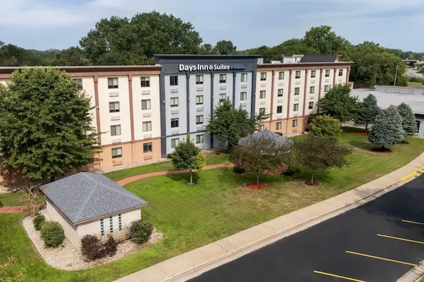 Photo 1 - Days Inn and Suites by Wyndham Hammond, IN