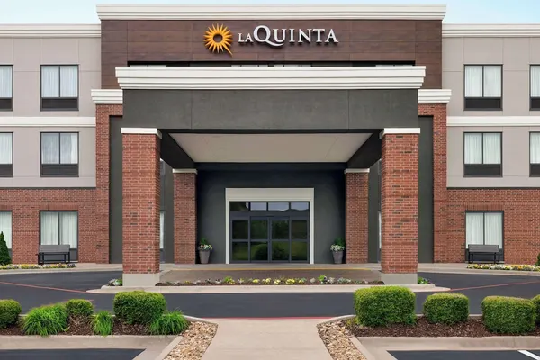 Photo 1 - La Quinta Inn & Suites by Wyndham Springfield Airport Plaza