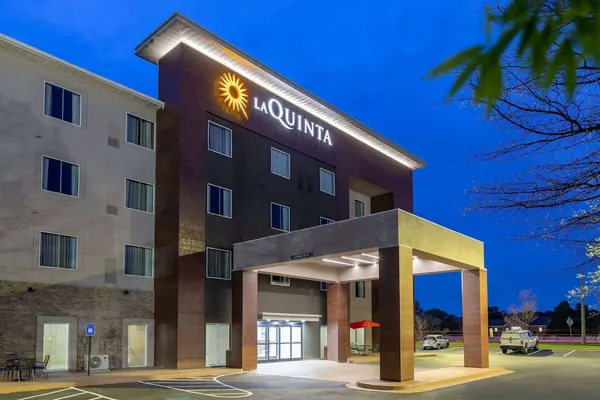 Photo 1 - La Quinta Inn & Suites by Wyndham Augusta/Fort Eisenhower