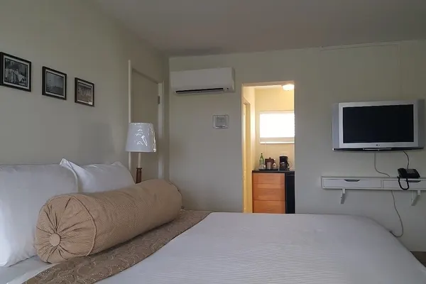 Photo 1 - Le Cabanon Motel