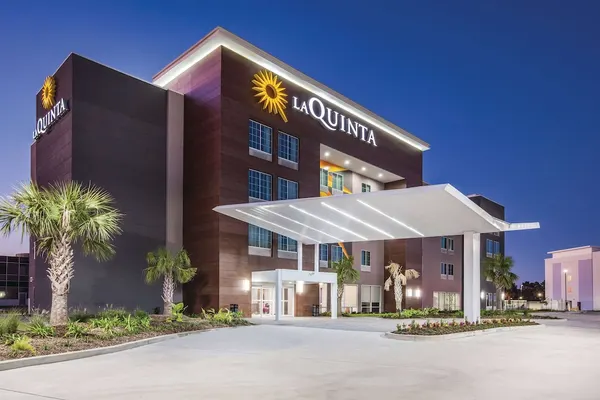 Photo 1 - La Quinta Inn & Suites by Wyndham Baton Rouge - Port Allen