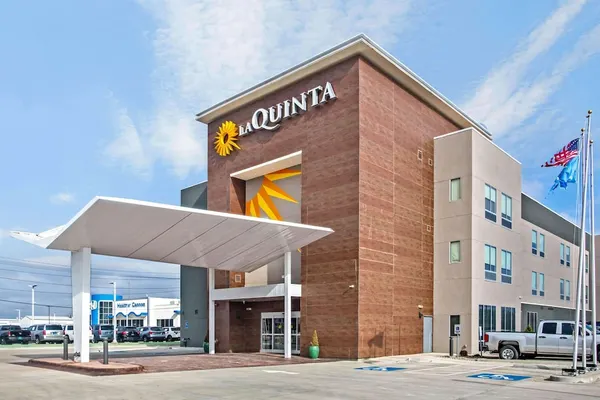 Photo 1 - La Quinta Inn & Suites by Wyndham Ponca City