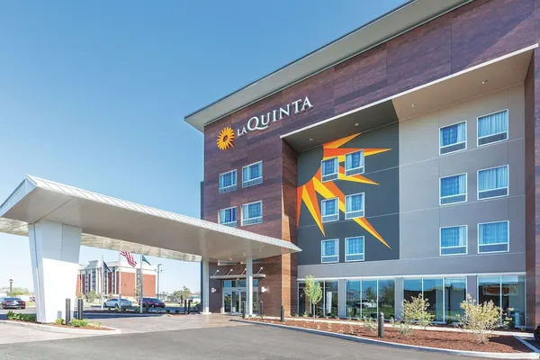 Photo 1 - La Quinta Inn & Suites by Wyndham Terre Haute