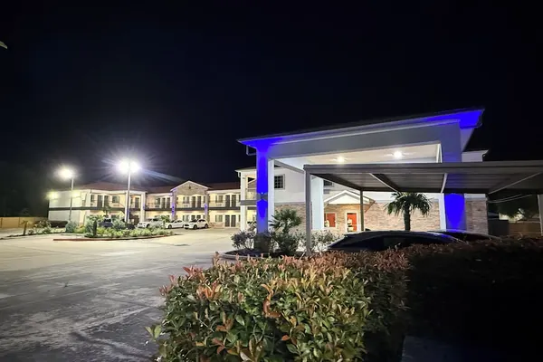 Photo 1 - Scottish Inn & Suites - IAH Airport