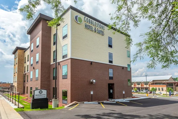 Photo 1 - Cobblestone Hotel & Suites - Hartford