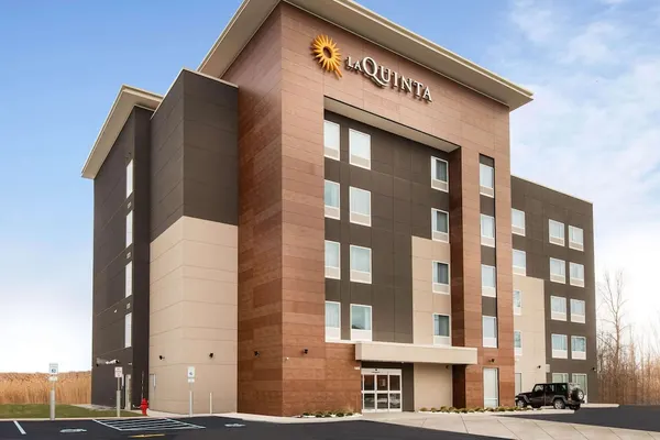 Photo 1 - La Quinta Inn & Suites by Wyndham Buffalo Amherst