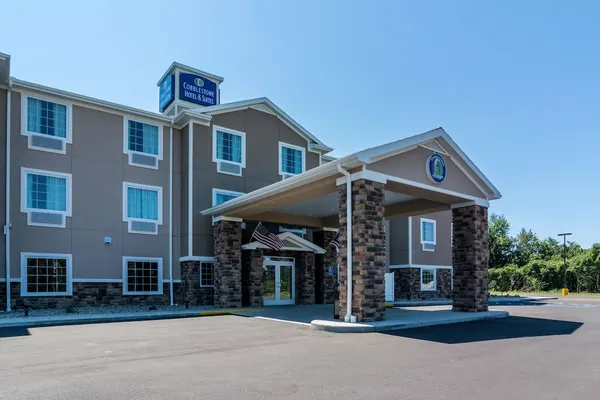 Photo 1 - Cobblestone Hotel & Suites - Hutchinson