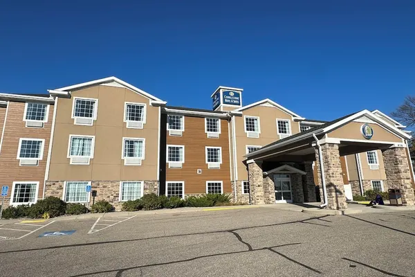 Photo 1 - Cobblestone Hotel & Suites - Hutchinson