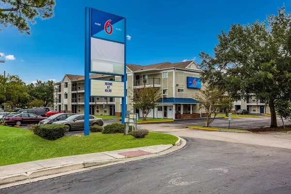 Photo 1 - Motel 6 Jacksonville, FL - South