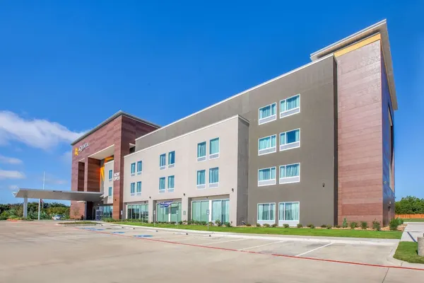 Photo 1 - La Quinta Inn & Suites by Wyndham Dallas Duncanville