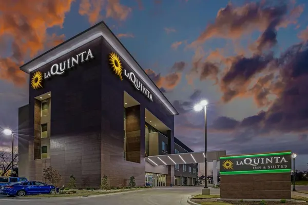 Photo 1 - La Quinta Inn & Suites by Wyndham Waco Downtown - Baylor