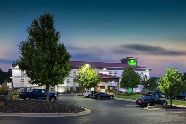 Photo 1 - La Quinta Inn & Suites by Wyndham Blue Springs