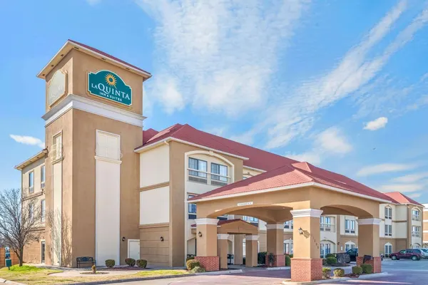 Photo 1 - La Quinta Inn & Suites by Wyndham Oklahoma City -Yukon