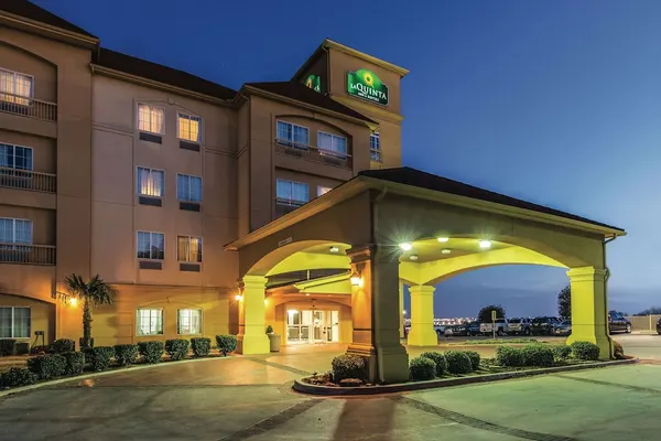 Photo 1 - La Quinta Inn & Suites by Wyndham Fort Worth - Lake Worth