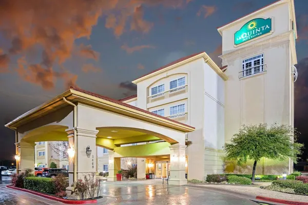 Photo 1 - La Quinta Inn & Suites by Wyndham Lawton / Fort Sill