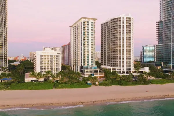 Photo 1 - Solé Miami, A Noble House Resort