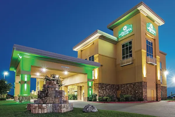 Photo 1 - La Quinta Inn & Suites by Wyndham Ft. Worth - Forest Hill TX