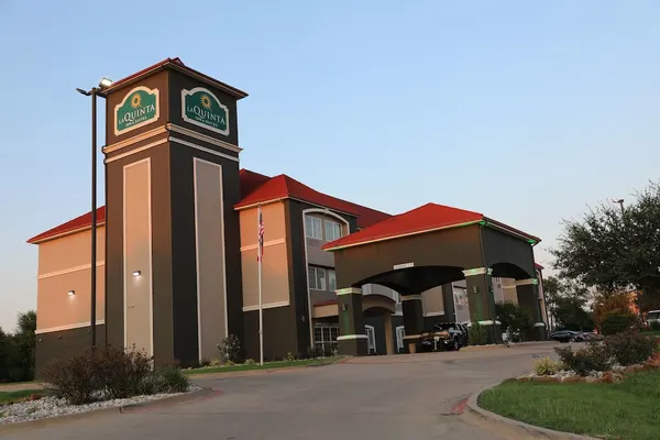 Photo 1 - La Quinta Inn & Suites by Wyndham Sulphur Springs