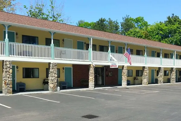 Photo 1 - Hampton Motor Inn