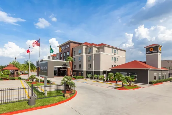 Photo 1 - La Quinta Inn & Suites by Wyndham Houston Channelview