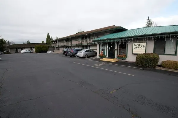 Photo 1 - Cedarwood Inn of Ashland