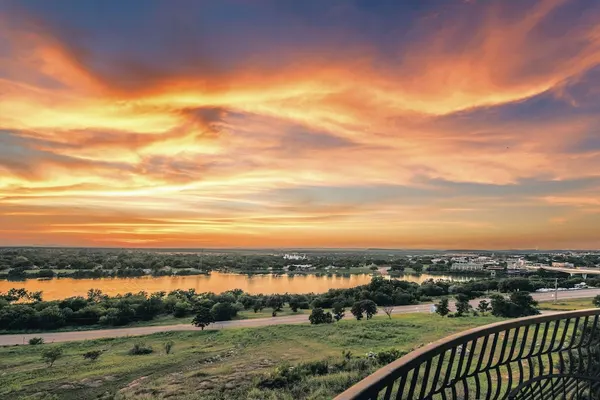 Photo 1 - La Quinta Inn & Suites by Wyndham Marble Falls