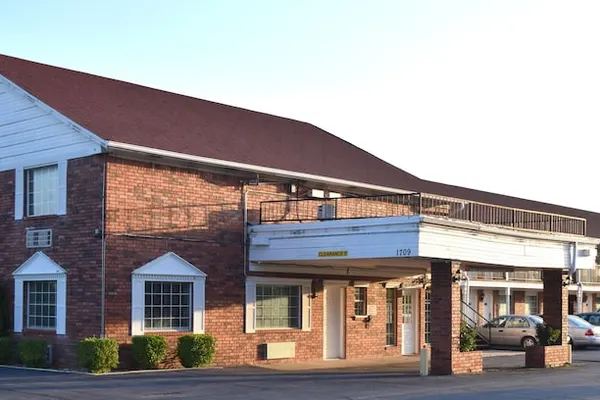 Photo 1 - Claremore Motor Inn