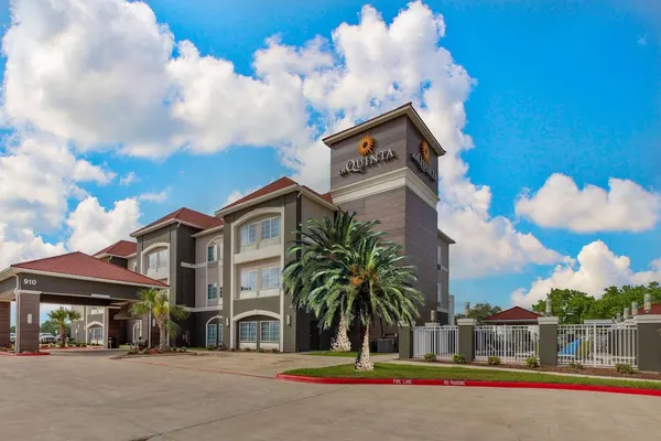 Photo 1 - La Quinta Inn & Suites by Wyndham Port Lavaca