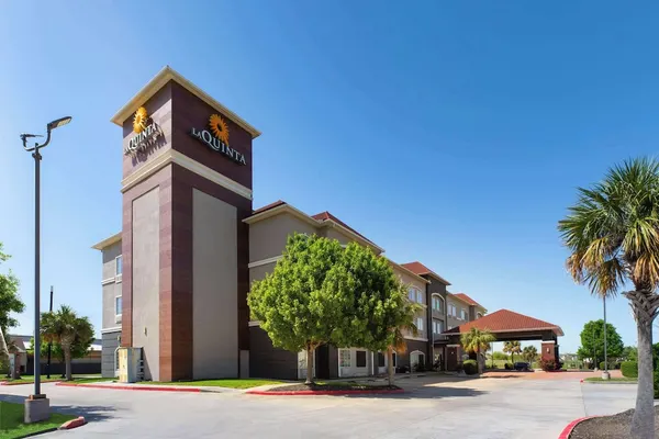 Photo 1 - La Quinta Inn & Suites by Wyndham Deer Park